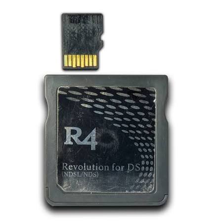 Una cartuccia R4 assieme alla sua scheda MicroSD